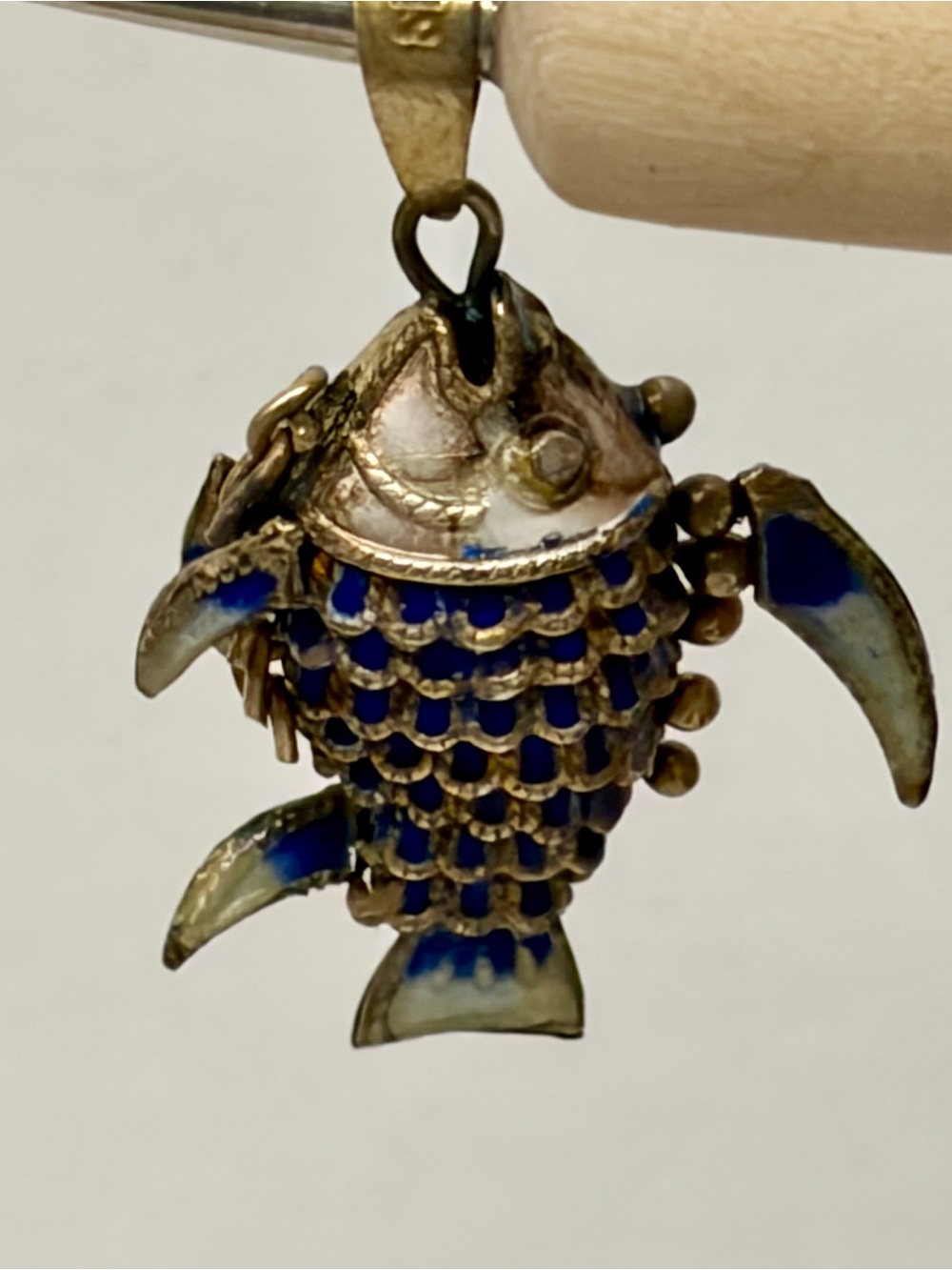 Vintage Chinese Articulated Fish Pendant Gilt Silver - Blue & White Enamel - Picture 2 of 16